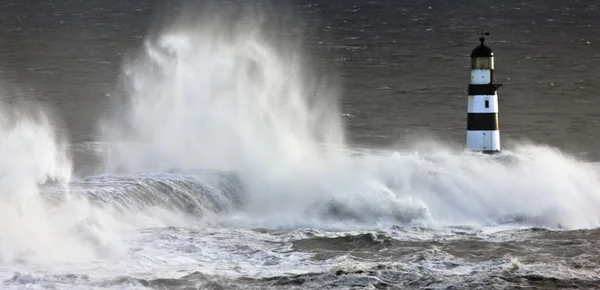 灯台、seaham、ティーズ サイド、イングランドに砕ける波 — ストック写真