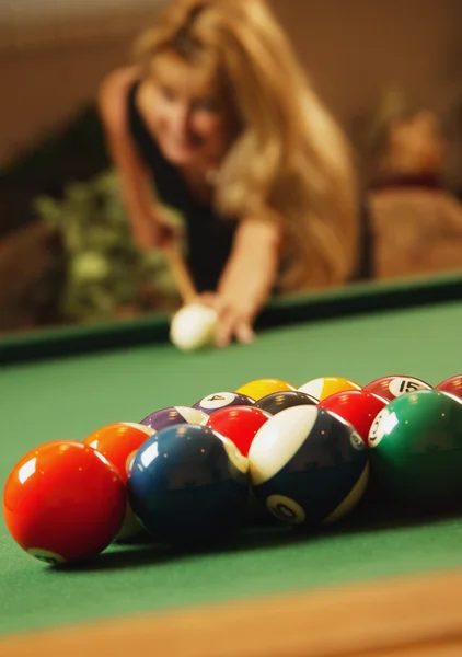 Vrouw pool spelen — Stockfoto