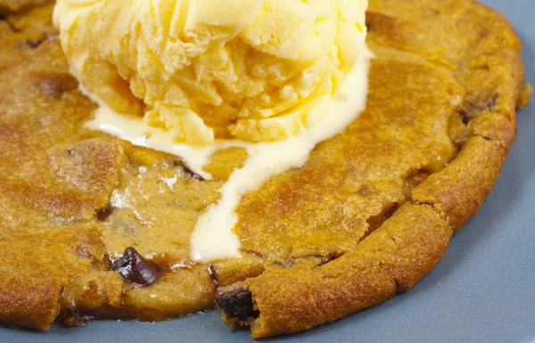 Crème glacée fondant sur un cookie — Photo