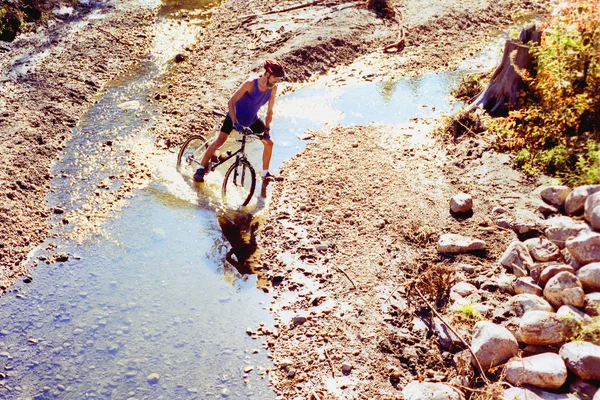 Trailfahrer überquert Bach — Stockfoto