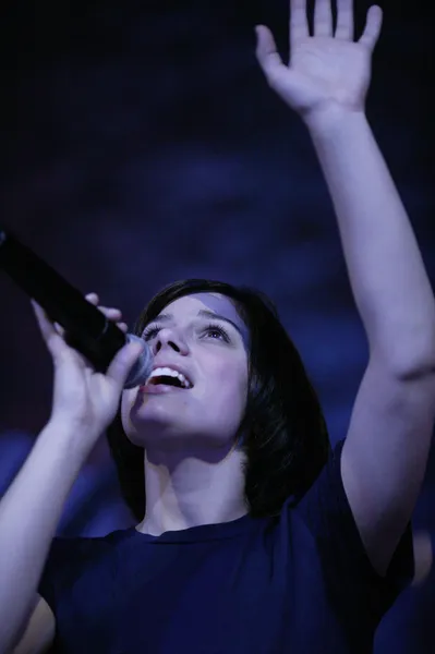 Woman Raising Hand In Worship — Stock Photo, Image