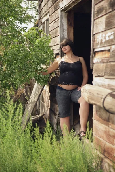 怀孕的妇女，在旧的小木屋 — 图库照片