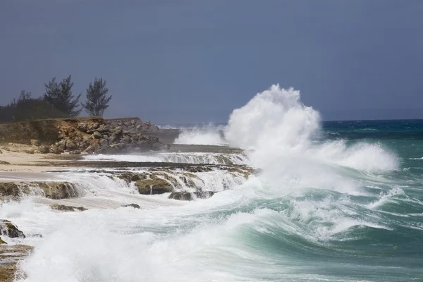 Strandlinjen och vågor, varadero, Kuba — Stockfoto