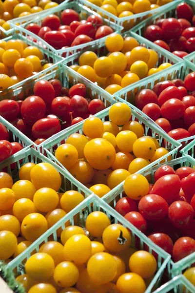 Tomates cerises jaunes et rouges dans de petits paniers — Photo