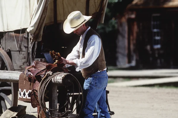 Cowboy travaillant sur la selle — Photo