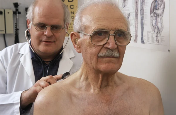 Médico examinando paciente — Fotografia de Stock