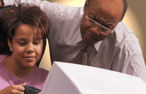 Mensen uit het bedrijfsleven voor computermonitor — Stockfoto