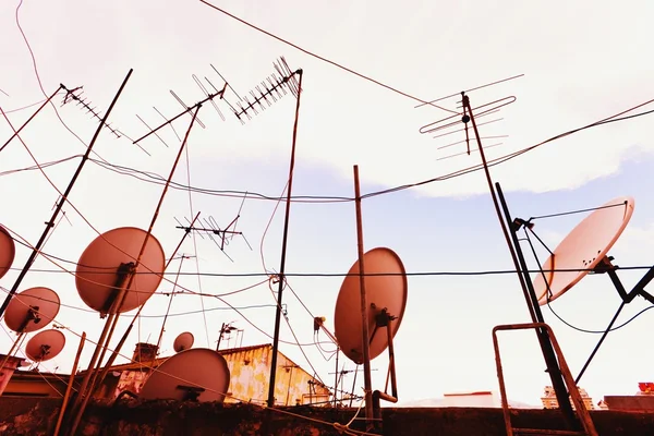 Antennes de télévision et des plats satellites — Photo