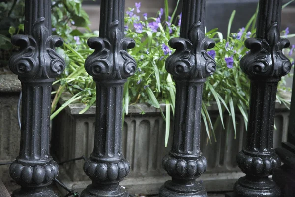 Ein kunstvolles Geländer mit einem Blumenkasten dahinter. troutdale, oregon, usa — Stockfoto