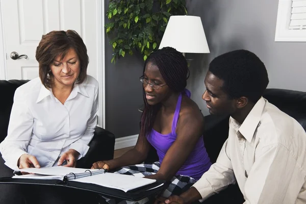 Businesswoman Showing A Document To A Couple — Stock Photo, Image