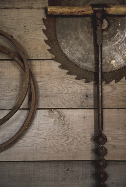 Oude instrumenten aan een muur gehangen — Stockfoto