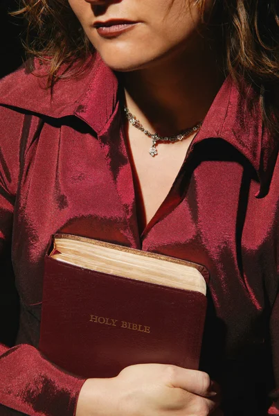 Mujer sosteniendo la Biblia — Foto de Stock