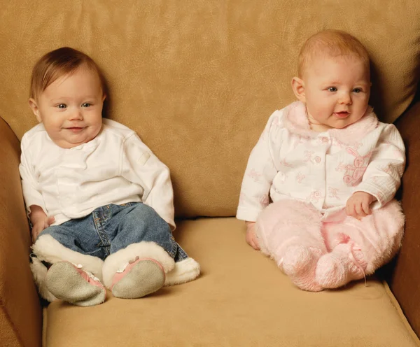 Birlikte oturan bebekler — Stok fotoğraf