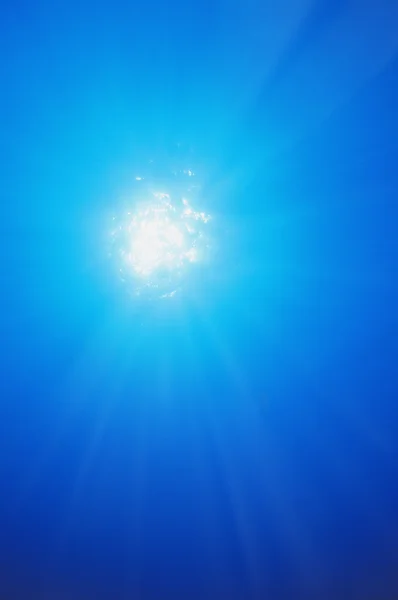 Ljus som skiner genom vatten — Stockfoto