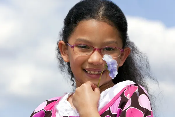 Chica sosteniendo una flor — Foto de Stock