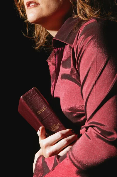 Žena držení bible — Stock fotografie