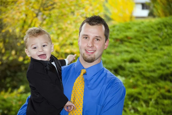 Padre sosteniendo a su hijo — Foto de Stock