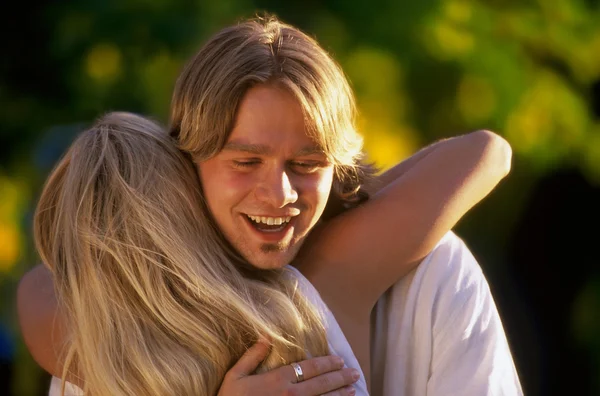 Casal adolescente abraçando — Fotografia de Stock