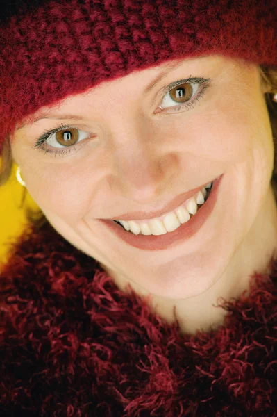 Mulher vestindo chapéu de lã — Fotografia de Stock
