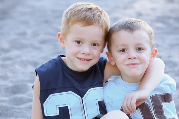 Retrato de dois meninos jovens — Fotografia de Stock