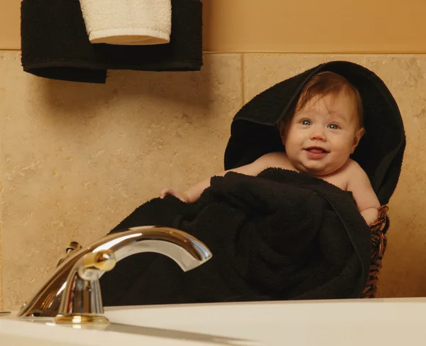 Bebé se sienta en la cesta del baño —  Fotos de Stock