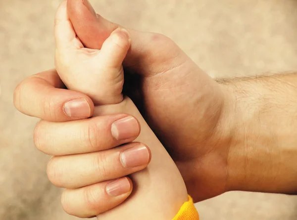 Baby 's Hand Holds On — стоковое фото