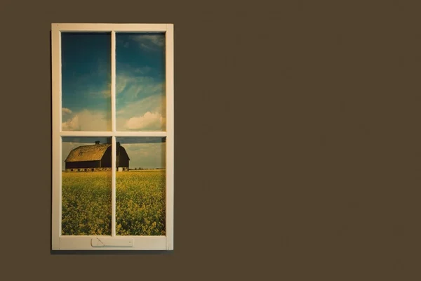 Vista de un granero en un campo a través de una ventana —  Fotos de Stock