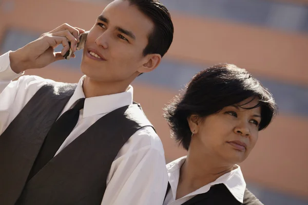 Hombre con teléfono celular y mujer —  Fotos de Stock