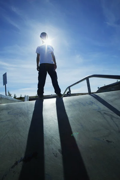 Rapaz pronto para patinar — Fotografia de Stock