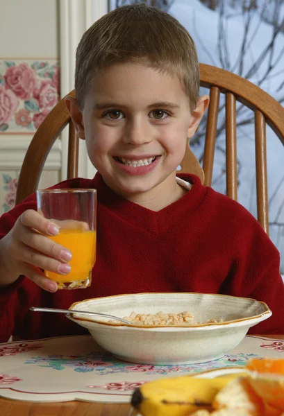Kahvaltı masasında gıda ile genç çocuk — Stok fotoğraf