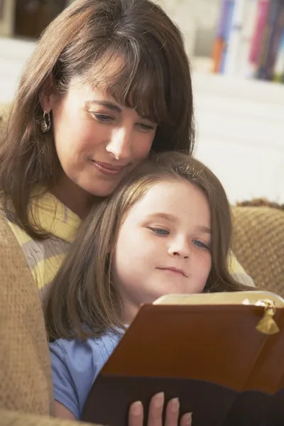 Matka s dcerou spolu číst Bibli — Stock fotografie