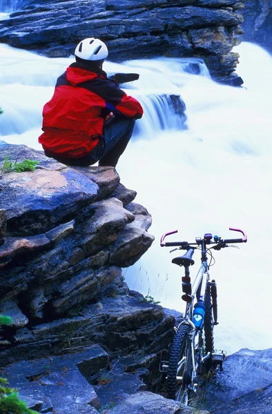 Cyclist Taking A Break At Small Waterfalls — Stock Photo, Image