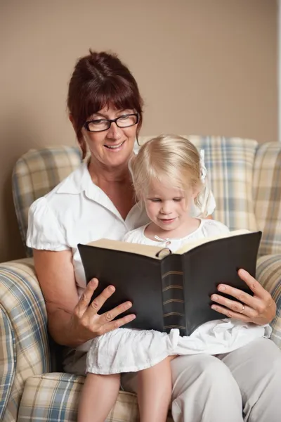 Babička čtení bible na její vnučka — Stock fotografie