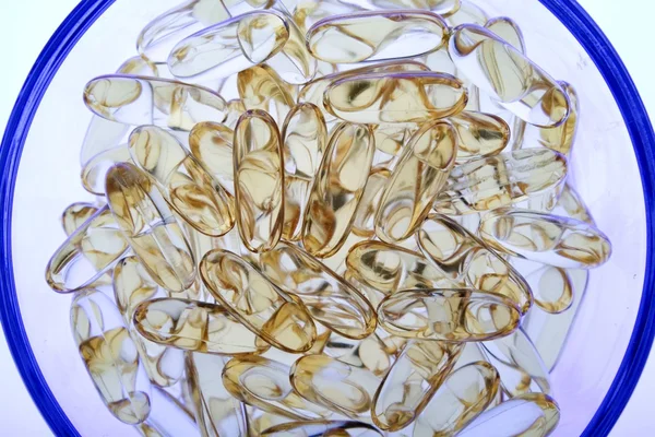 Píldoras de gel Omega 3 en un tazón de cristal — Foto de Stock