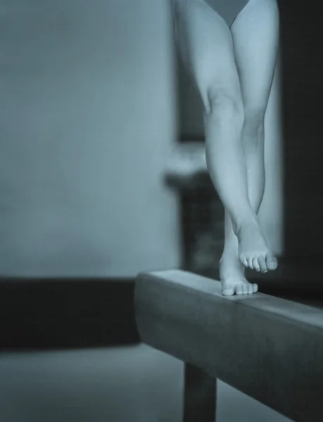 Denge aleti gerçekleştiren bir jimnastikçi — Stok fotoğraf