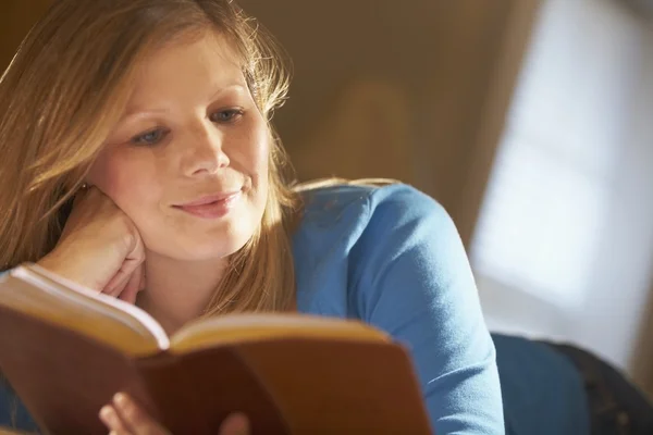 Giovane donna che legge un libro — Foto Stock