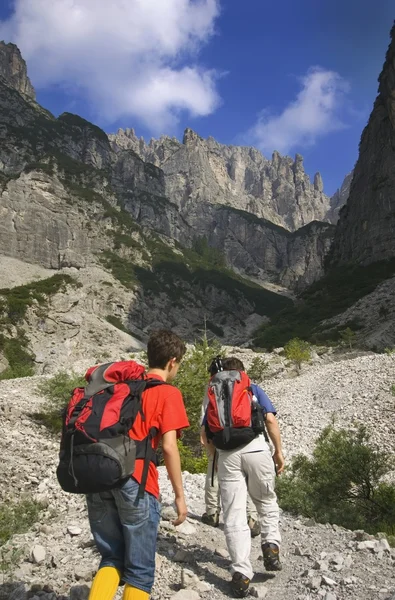 Männliche Wanderer klettern mit Rucksäcken die Dolomiten hinauf. veneto, italien — Stockfoto