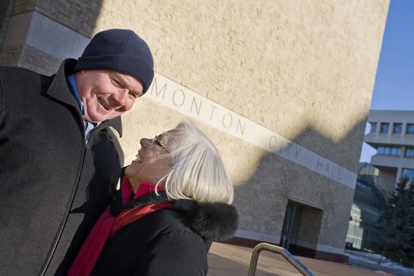 市庁舎の外の年配のカップル — ストック写真