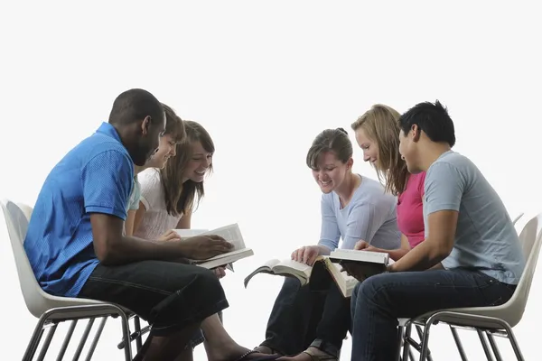 Diverso grupo de jóvenes cristianos adultos — Foto de Stock