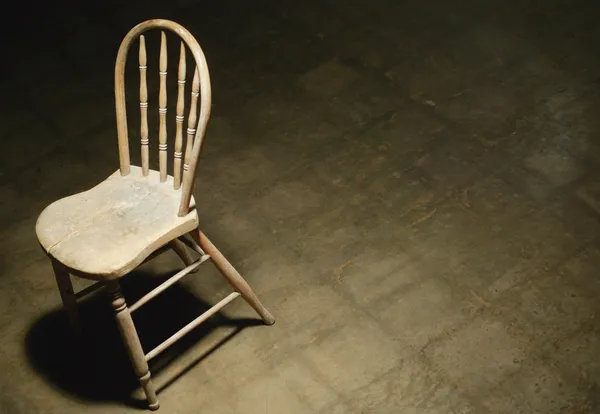 Chaise isolée sur le sol — Photo