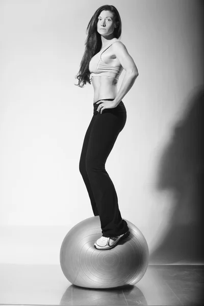 Mujer entrena en la pelota — Foto de Stock