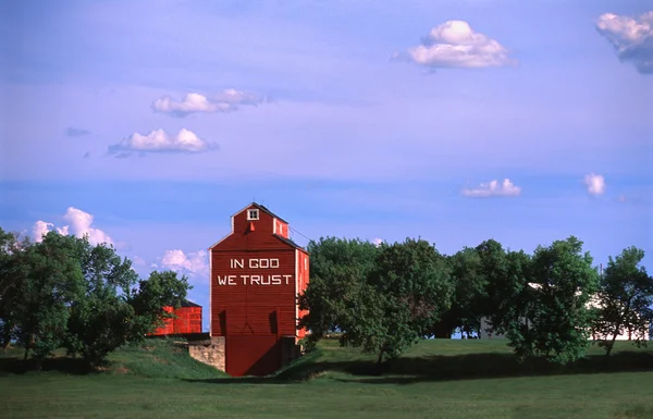 Grain Elevator With Message — Stock Photo, Image