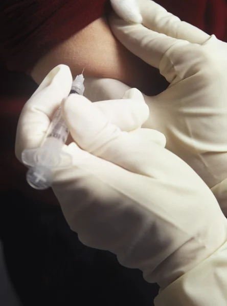 Paciente recibiendo inyección en el brazo — Foto de Stock