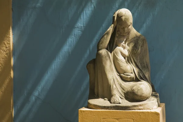 Steinstatue der Jungfrau Maria mit Jesus, Buenos aires, Argentinien — Stockfoto