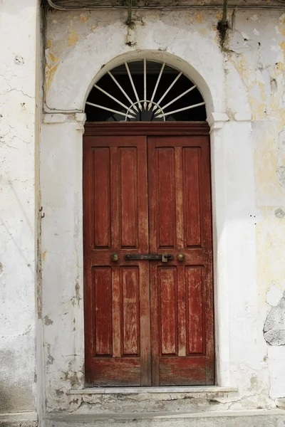 Parede desgastada e porta de madeira — Fotografia de Stock