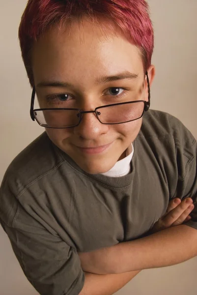 Niño con el pelo rojo y gafas de ojo deslizándose por su nariz — Foto de Stock