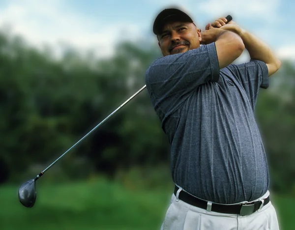 Facet wymachujący kijem golfowym — Zdjęcie stockowe