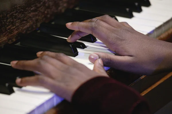 Playing the piano — Stock Photo, Image