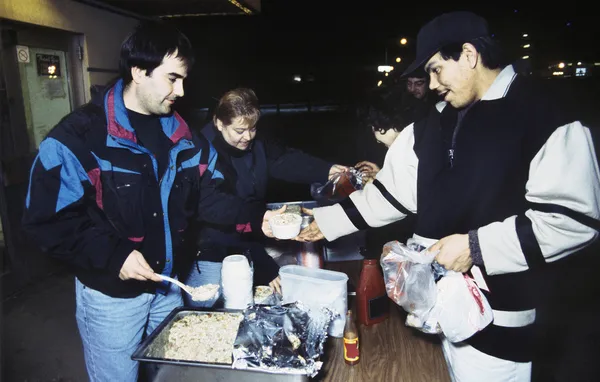 Volontari e senzatetto alla mensa dei poveri — Foto Stock