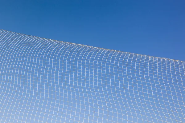 Muster, das durch Fadennetze vor blauem Himmel entsteht — Stockfoto